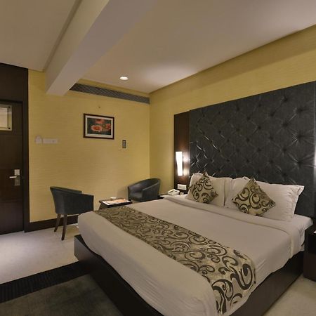 The Golden Oak Hotel Rāipur Exterior foto