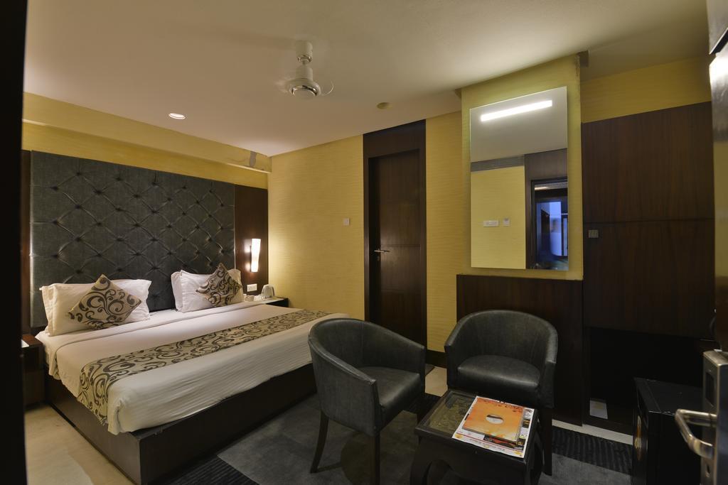 The Golden Oak Hotel Rāipur Exterior foto