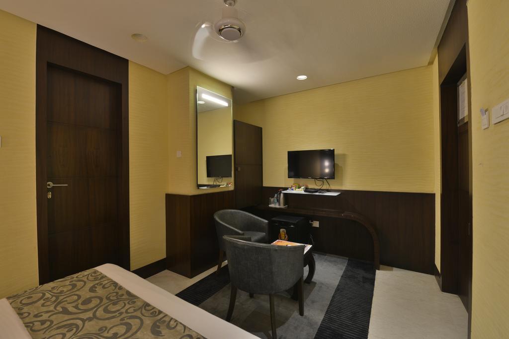 The Golden Oak Hotel Rāipur Exterior foto