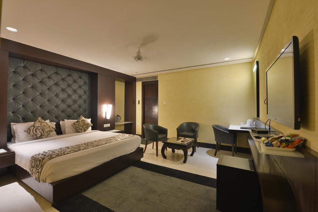 The Golden Oak Hotel Rāipur Exterior foto