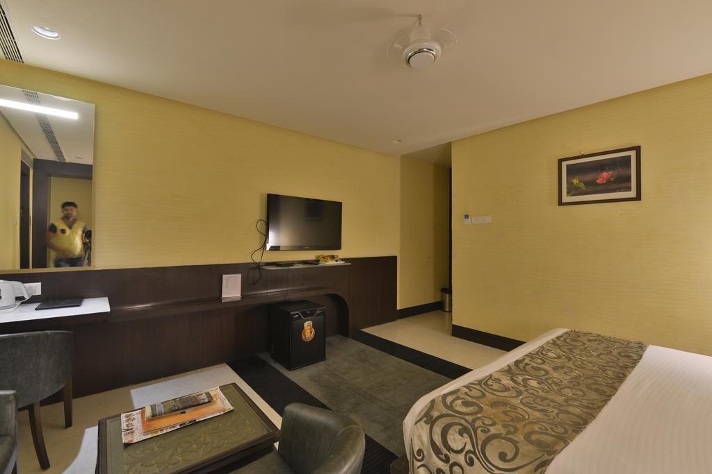 The Golden Oak Hotel Rāipur Exterior foto