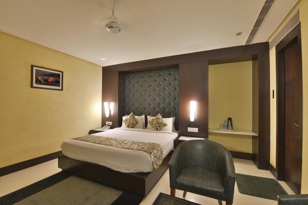 The Golden Oak Hotel Rāipur Exterior foto