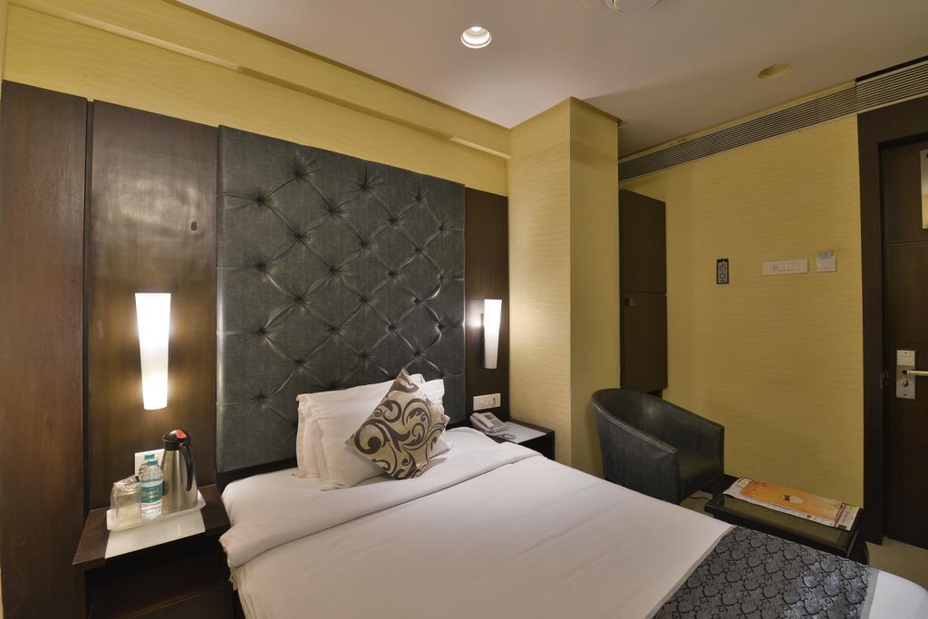 The Golden Oak Hotel Rāipur Exterior foto