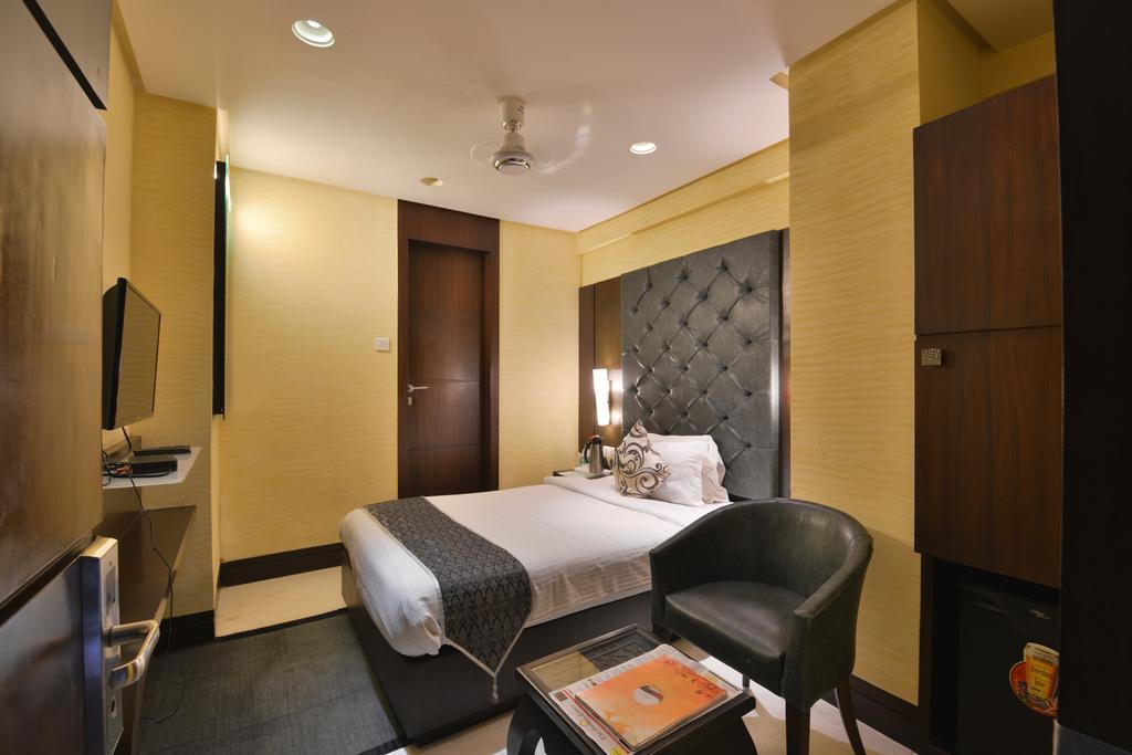 The Golden Oak Hotel Rāipur Exterior foto