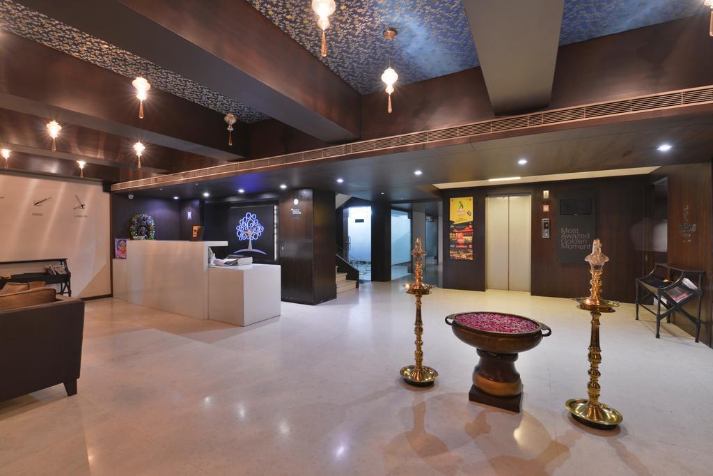 The Golden Oak Hotel Rāipur Exterior foto