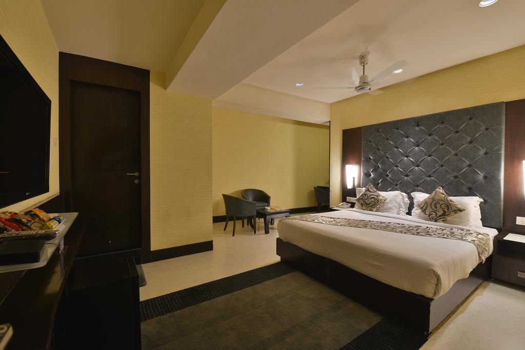 The Golden Oak Hotel Rāipur Cameră foto