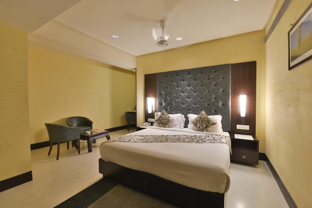 The Golden Oak Hotel Rāipur Exterior foto