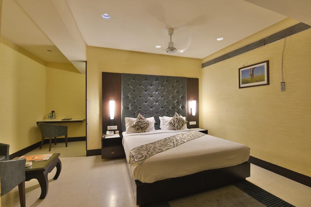 The Golden Oak Hotel Rāipur Exterior foto